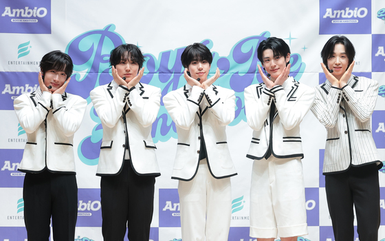 엠비오, 사랑스러운 꽃받침 포즈