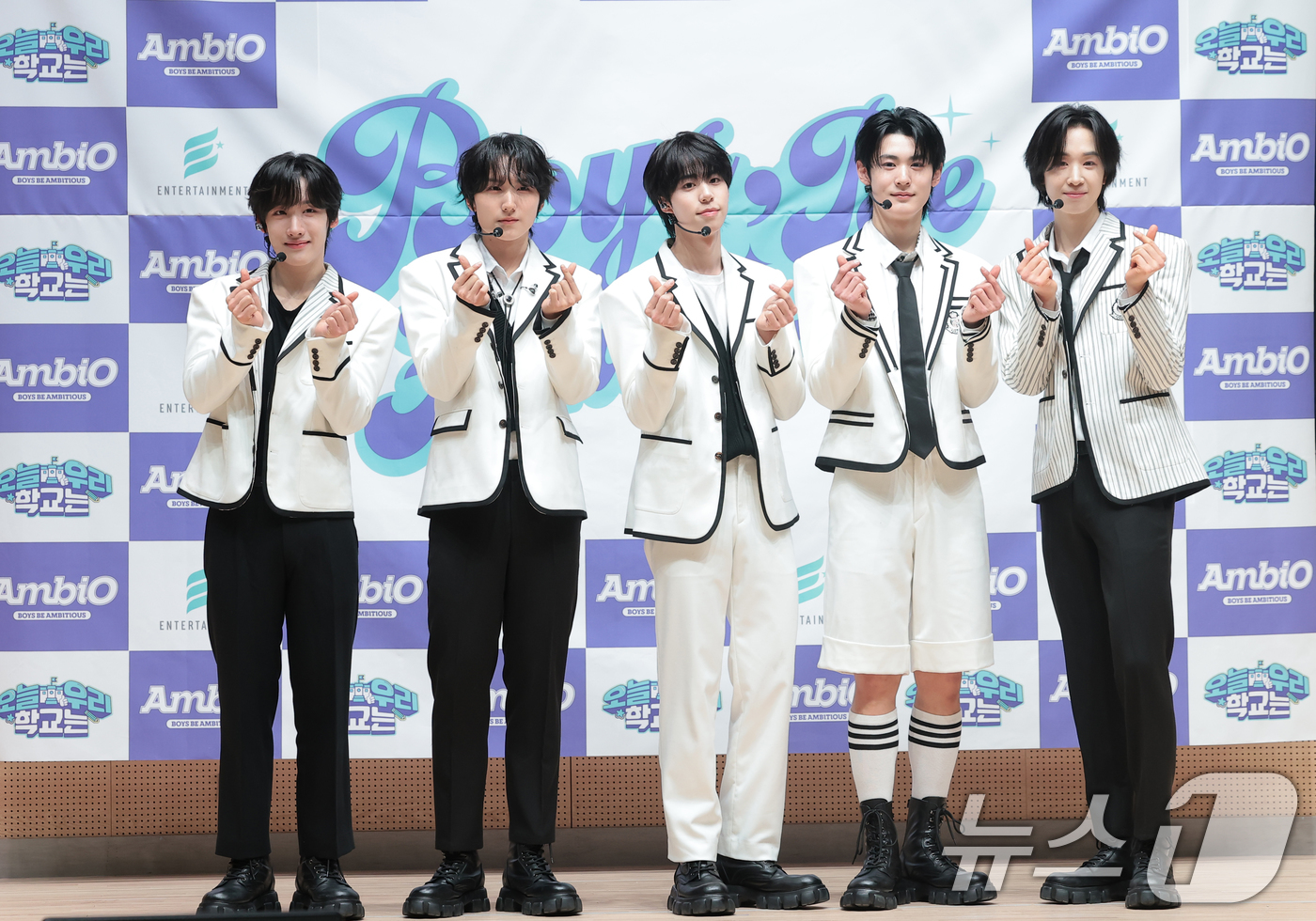 (서울=뉴스1) 권현진 기자 = 그룹 엠비오 기원(왼쪽부터)과 승상, 테츠, 루원, 지수가 18일 서울 도봉구 세그루패션디자인고등학교에서 열린 웹예능 ‘오늘 우리 학교는(오우학)’ …