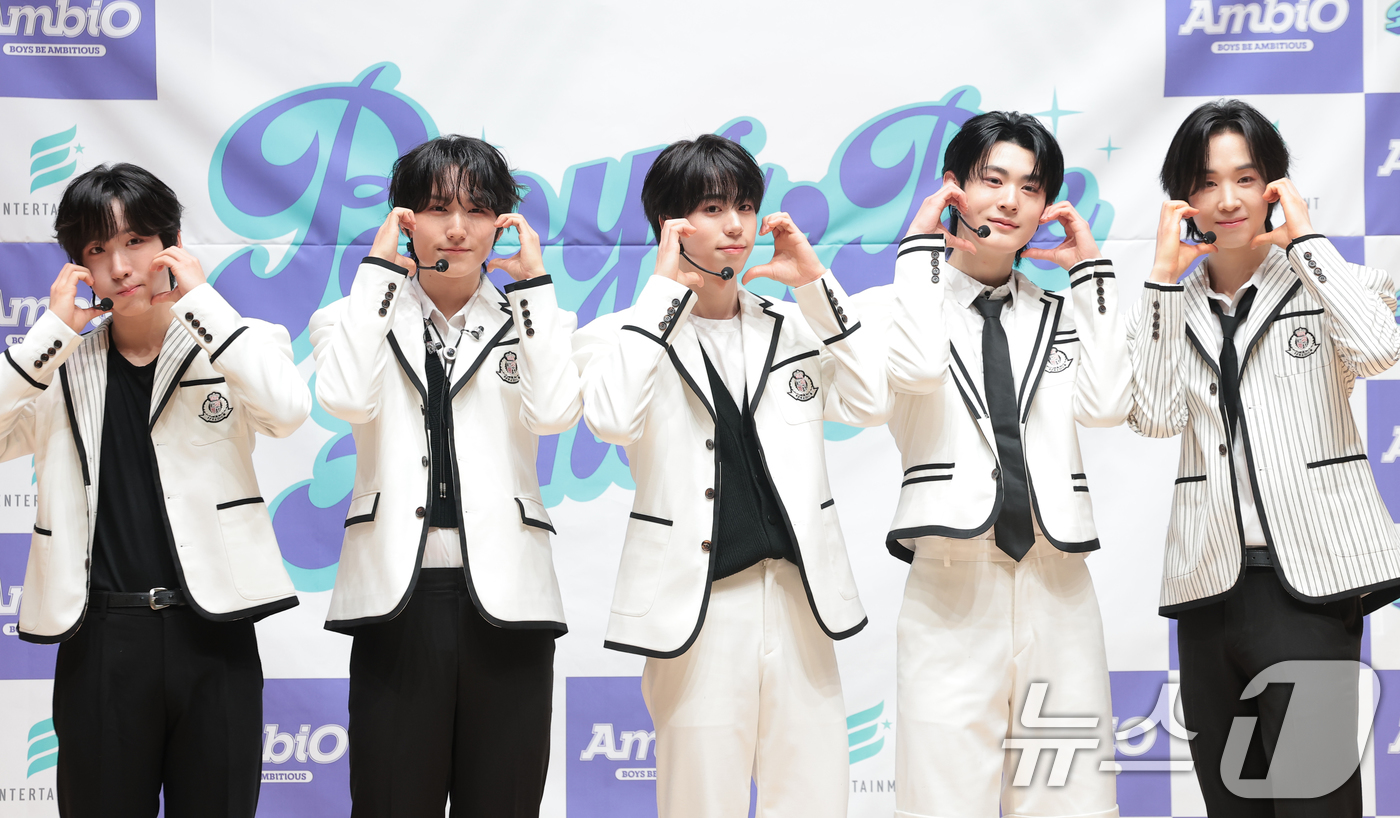 (서울=뉴스1) 권현진 기자 = 그룹 엠비오 기원(왼쪽부터)과 승상, 테츠, 루원, 지수가 18일 서울 도봉구 세그루패션디자인고등학교에서 열린 웹예능 ‘오늘 우리 학교는(오우학)’ …