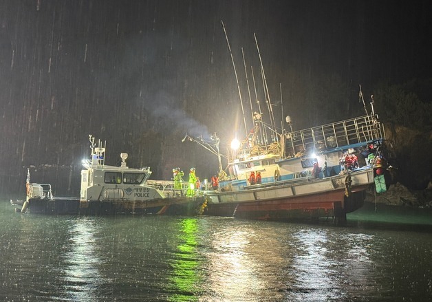 태안 모항항 인근 해상서 어선 좌초…승선원 11명 모두 구조
