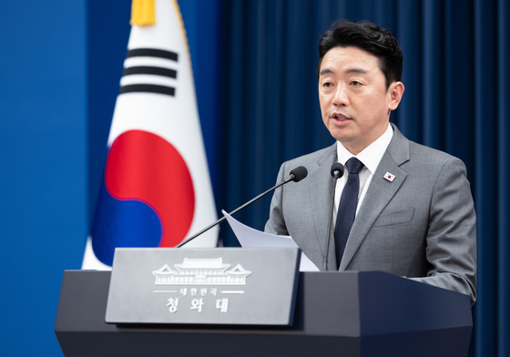 중동 포화 뚫고 UAE 특사 극비 방문…원유 공급망 숨통 튼 강훈식