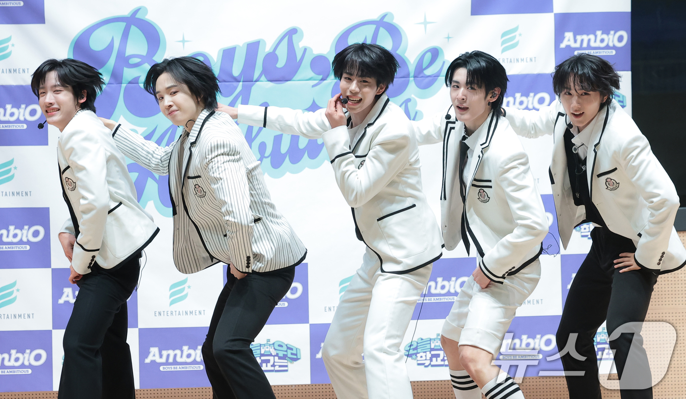 (서울=뉴스1) 권현진 기자 = 그룹 엠비오가 18일 서울 도봉구 세그루패션디자인고등학교에서 열린 웹예능 ‘오늘 우리 학교는(오우학)’ 현장공개에서 첫 번째 미니앨범 '보이즈 비 …
