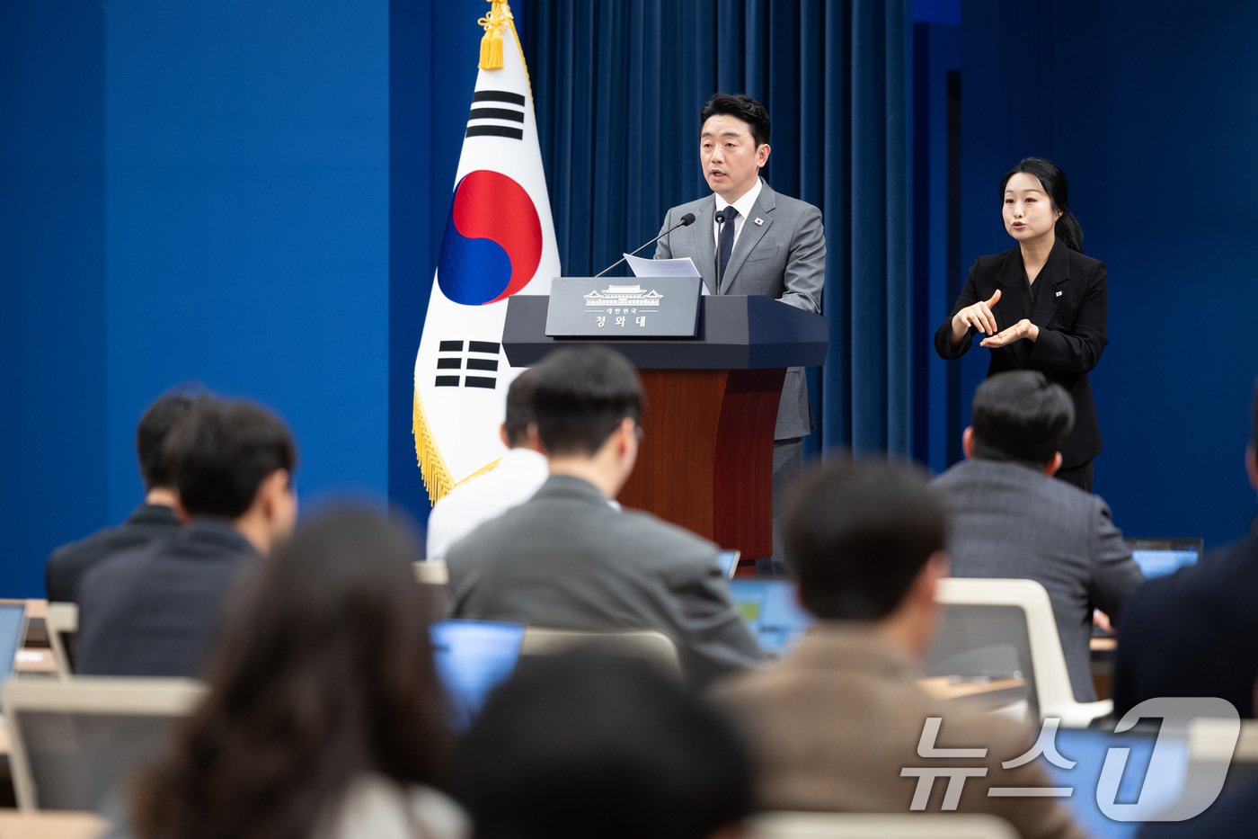 (서울=뉴스1) 이재명 기자 = 강훈식 비서실장이 18일 춘추관에서 전략경제협력 대통령 특사 UAE 방문 결과 브리핑을 하고 있다. 2026.3.18/뉴스1