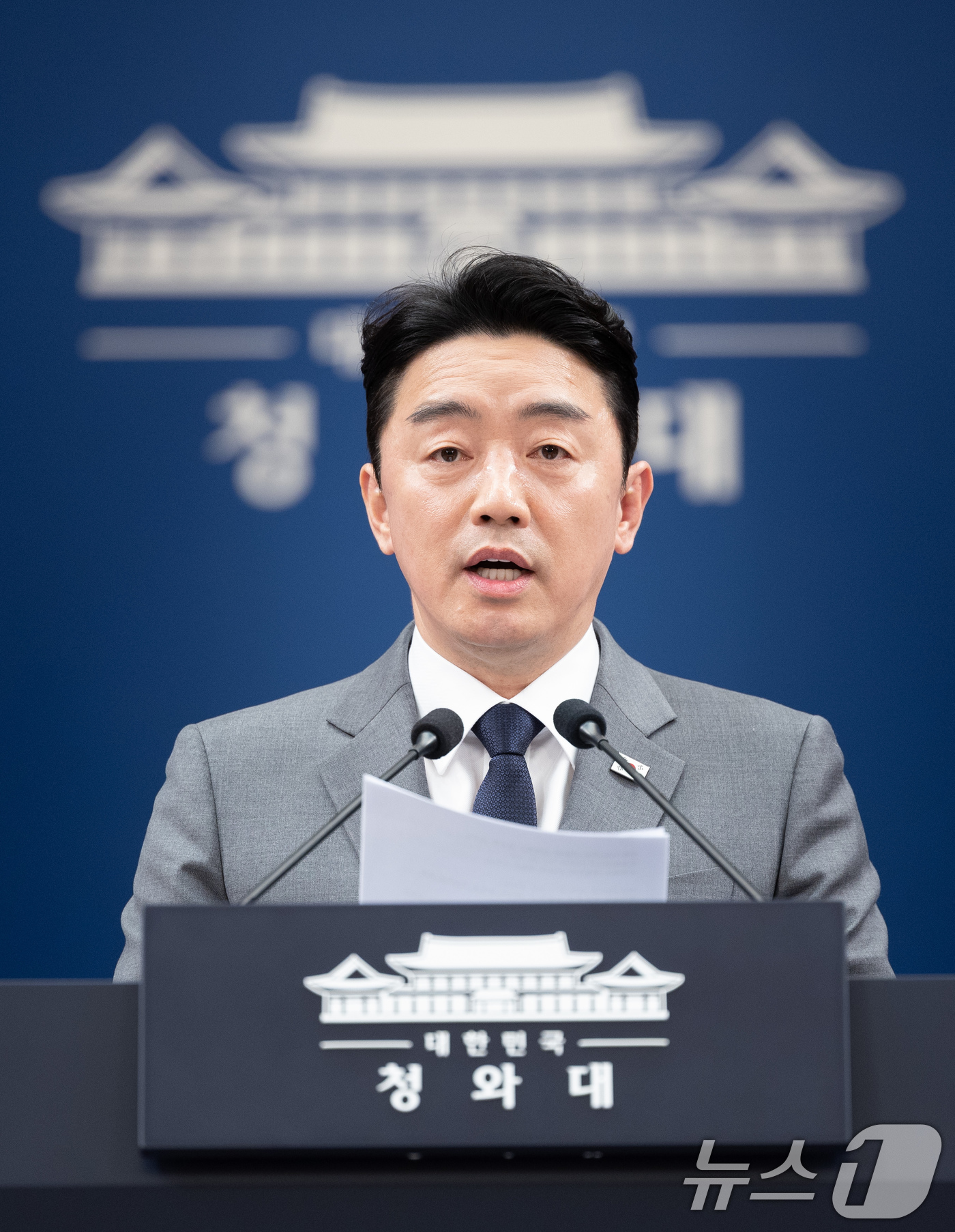 (서울=뉴스1) 이재명 기자 = 강훈식 비서실장이 18일 춘추관에서 전략경제협력 대통령 특사 UAE 방문 결과 브리핑을 하고 있다. 2026.3.18/뉴스1