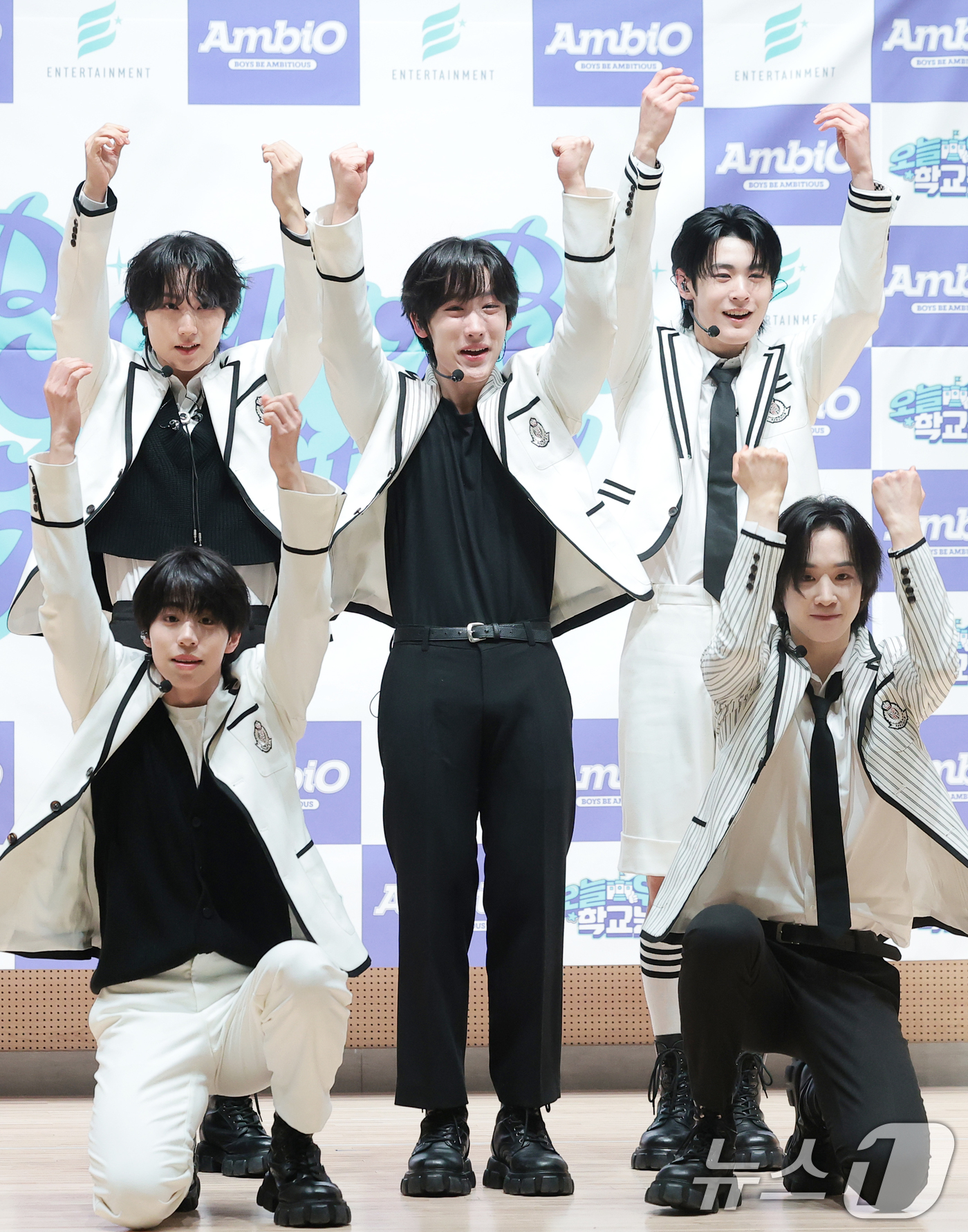 (서울=뉴스1) 권현진 기자 = 그룹 엠비오가 18일 서울 도봉구 세그루패션디자인고등학교에서 열린 웹예능 ‘오늘 우리 학교는(오우학)’ 현장공개에서 첫 번째 미니앨범 '보이즈 비 …