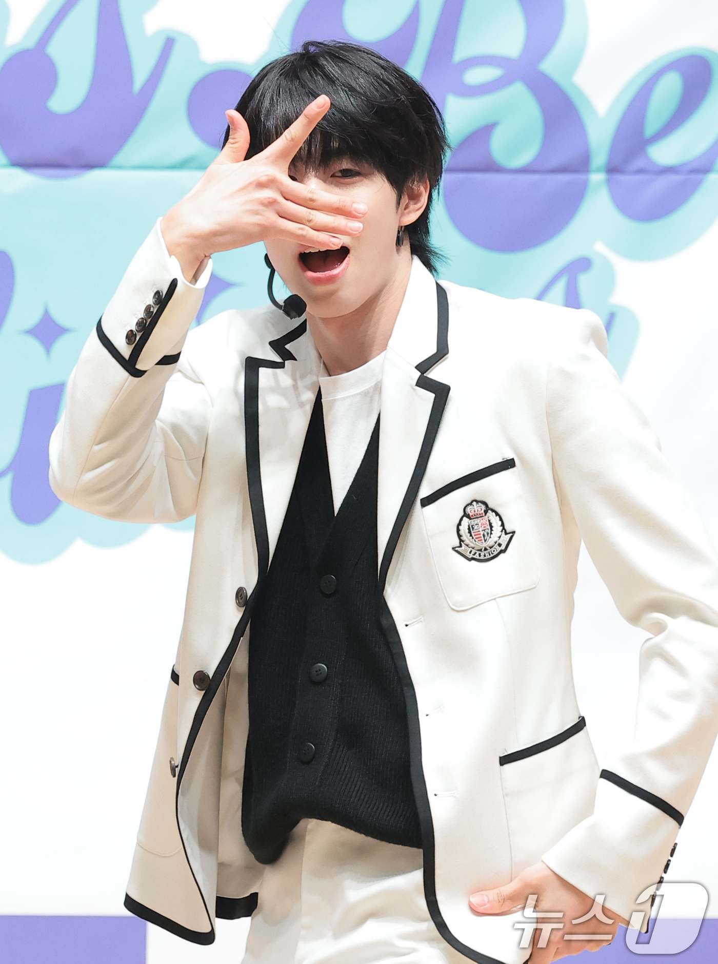 (서울=뉴스1) 권현진 기자 = 그룹 엠비오 테츠가 18일 서울 도봉구 세그루패션디자인고등학교에서 열린 웹예능 ‘오늘 우리 학교는(오우학)’ 현장공개에서 첫 번째 미니앨범 '보이즈 …