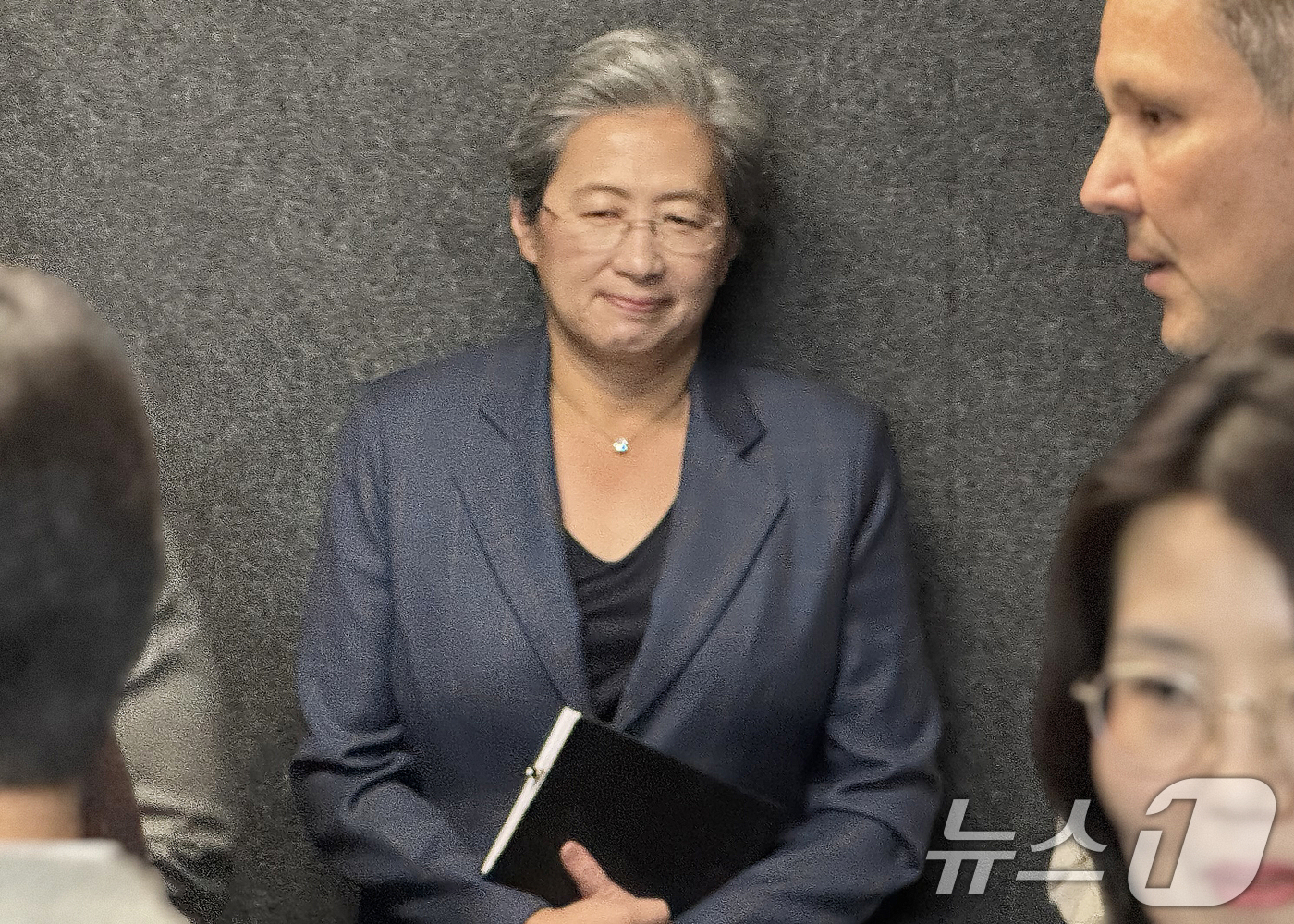 (성남=뉴스1) 김민재 기자 = 리사 수 AMD 최고경영자(CEO)가 18일 오전 최수연 네이버 대표를 만나기 위해 경기 성남시에 위치한 네이버 사옥을 찾아 대기하고 있다. (공동 …