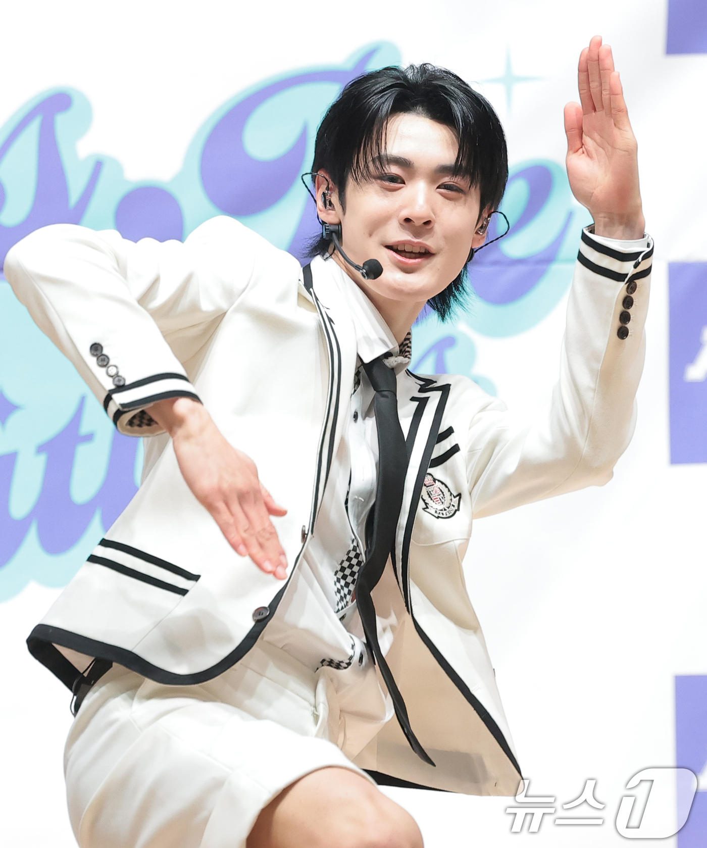 (서울=뉴스1) 권현진 기자 = 그룹 엠비오 루원이 18일 서울 도봉구 세그루패션디자인고등학교에서 열린 웹예능 ‘오늘 우리 학교는(오우학)’ 현장공개에서 첫 번째 미니앨범 '보이즈 …