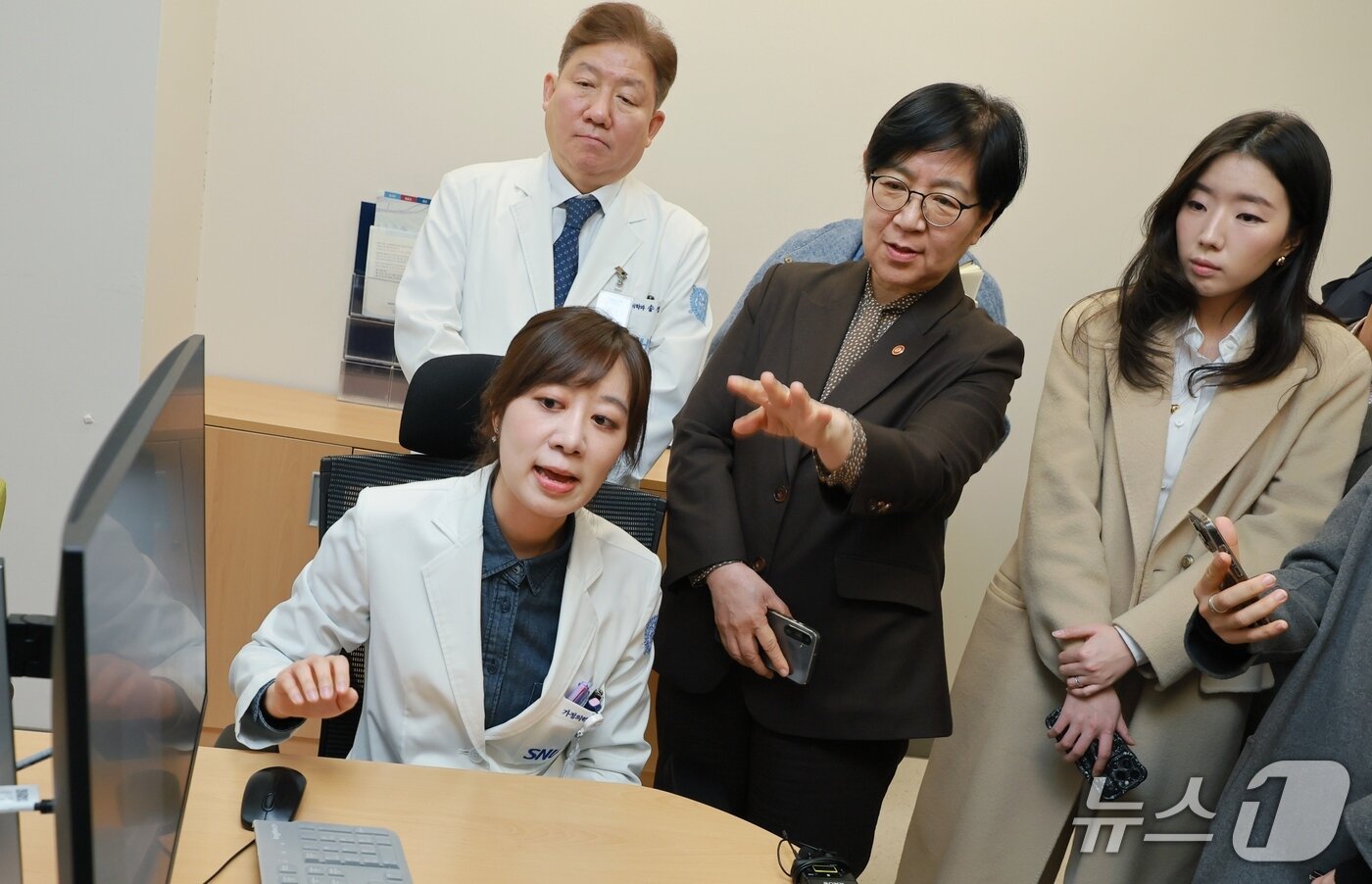 본문 이미지 - 정은경 보건복지부 장관이 인공지능(AI) 의무기록 작성 시스템을 활용 중인 분당서울대병원 진료실을 방문한 모습.(보건복지부 제공)