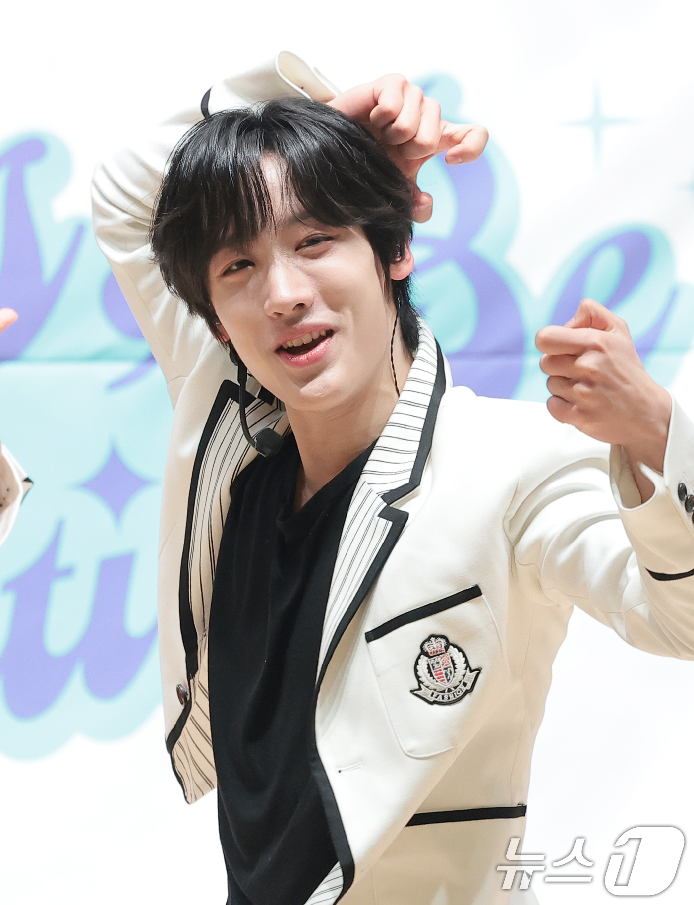 (서울=뉴스1) 권현진 기자 = 그룹 엠비오 기원이 18일 서울 도봉구 세그루패션디자인고등학교에서 열린 웹예능 ‘오늘 우리 학교는(오우학)’ 현장공개에서 첫 번째 미니앨범 '보이즈 …