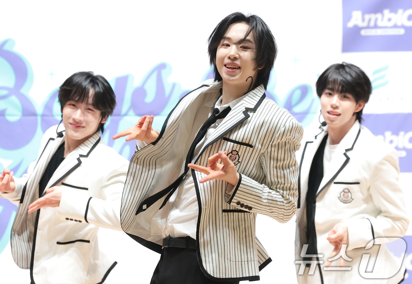 (서울=뉴스1) 권현진 기자 = 그룹 엠비오 지수가 18일 서울 도봉구 세그루패션디자인고등학교에서 열린 웹예능 ‘오늘 우리 학교는(오우학)’ 현장공개에서 첫 번째 미니앨범 '보이즈 …