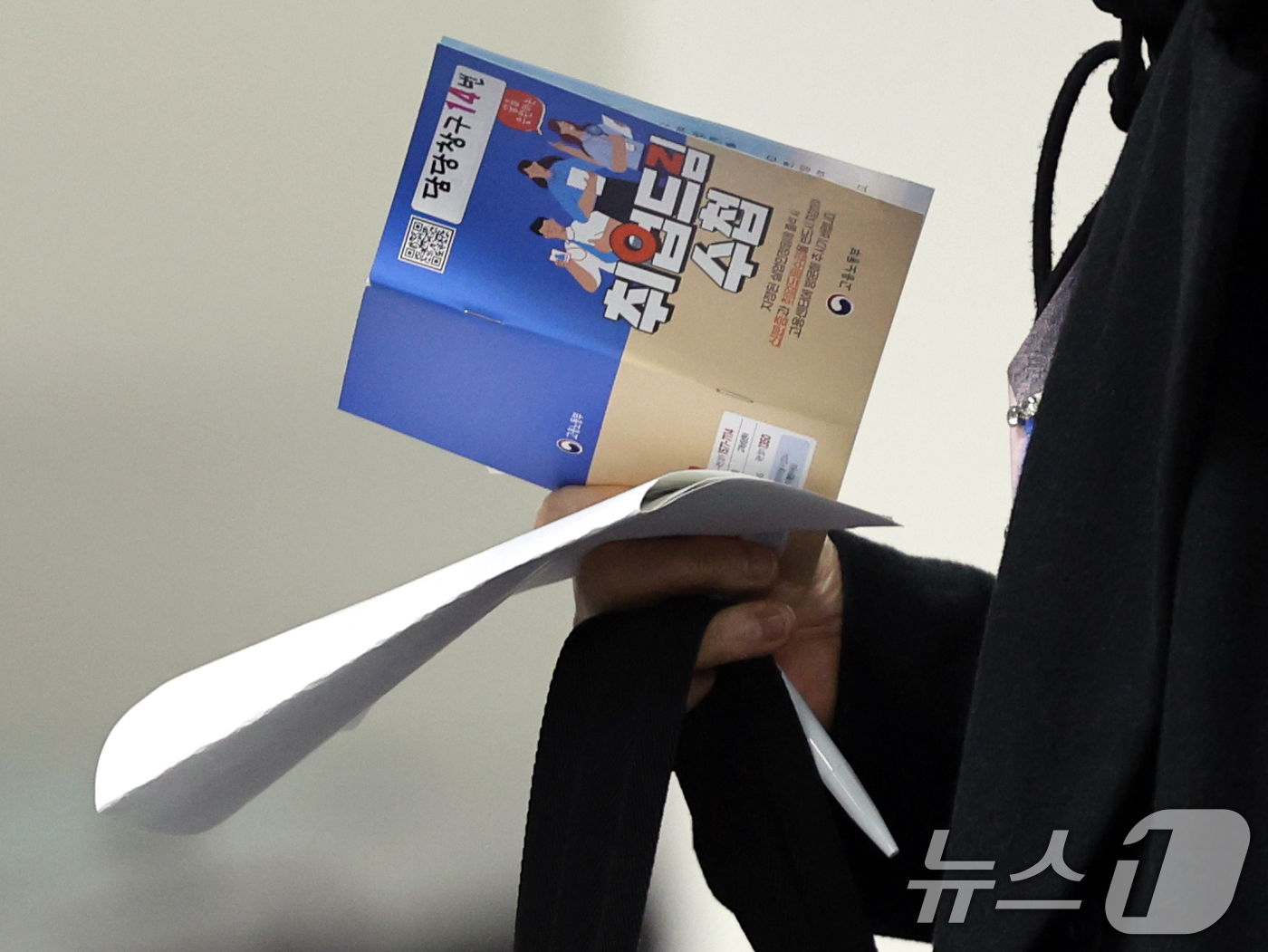 (서울=뉴스1) 황기선 기자 = 18일 서울 마포구 서울서부고용복지플러스센터에서 구직자가 상담을 기다리고 있다.국가데이터처가 이날 발표한 '2026년 2월 고용동향'에 따르면 지난 …