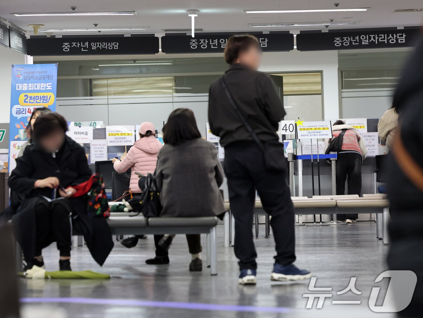 본문 이미지 - 18일 서울 마포구 서울서부고용복지플러스센터에서 구직자가 상담을 기다리고 있다. 2026.3.18 ⓒ 뉴스1 황기선 기자