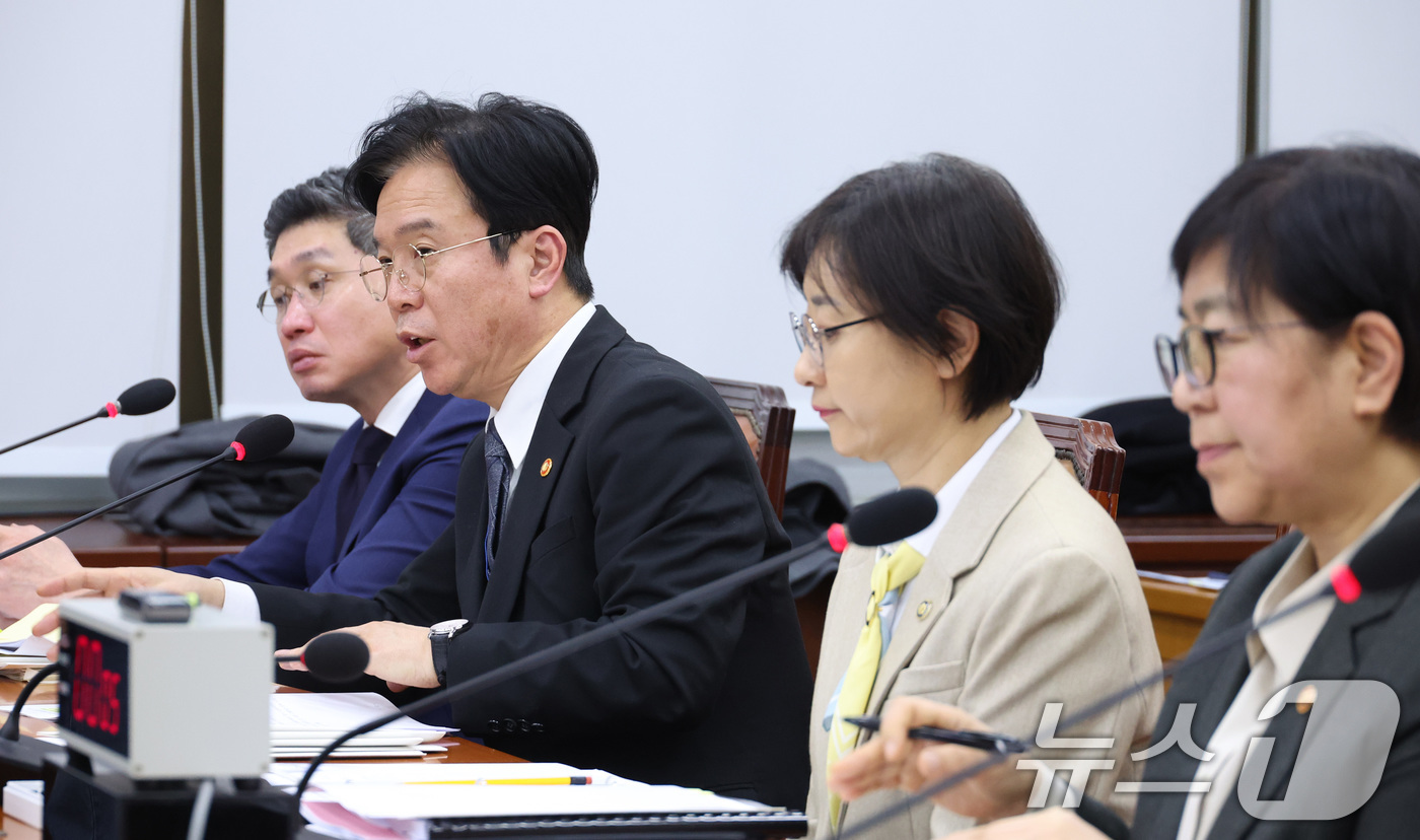 (서울=뉴스1) 신웅수 기자 = 김영훈 고용노동부 장관이 18일 서울 여의도 국회에서 열린 연금개혁특별위원회 전체회의에서 의원 질의에 답변하고 있다. 2026.3.18/뉴스1