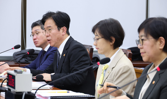 의원 질의 답변하는 김영훈 장관