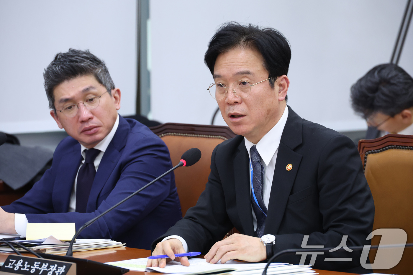 (서울=뉴스1) 신웅수 기자 = 김영훈 고용노동부 장관이 18일 서울 여의도 국회에서 열린 연금개혁특별위원회 전체회의에서 의원 질의에 답변하고 있다. 2026.3.18/뉴스1