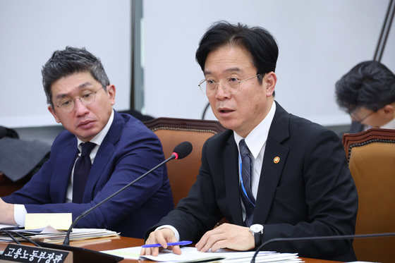 연금개혁특위 답변하는 김영훈 장관