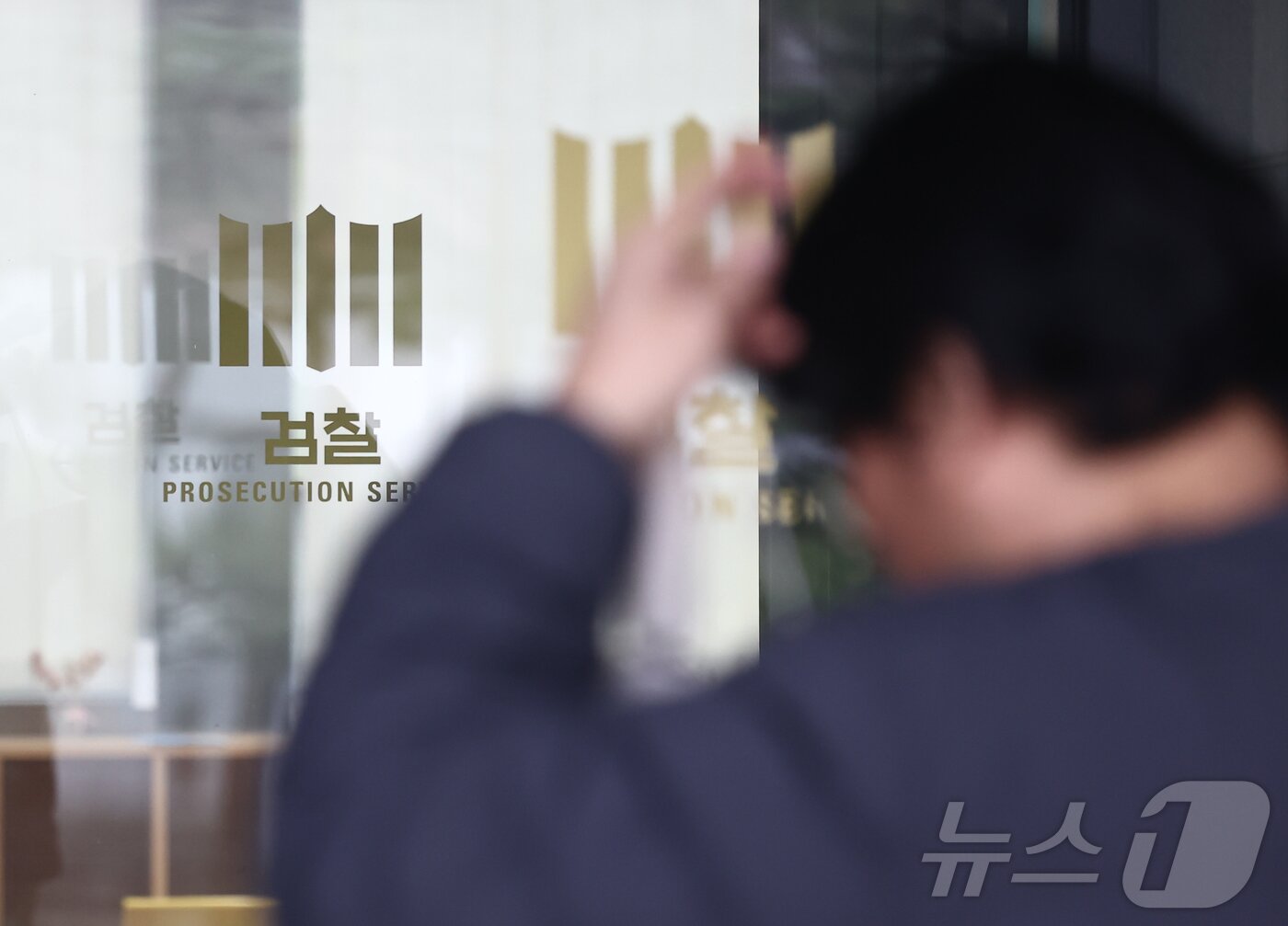 본문 이미지 - 검찰개혁법(중대범죄수사청·공소청법) 국회 처리를 하루 앞둔 18일 오전 서울 서초구 대검찰청에서 직원들이 오가고 있다. 2026.3.18 ⓒ 뉴스1 김민지 기자