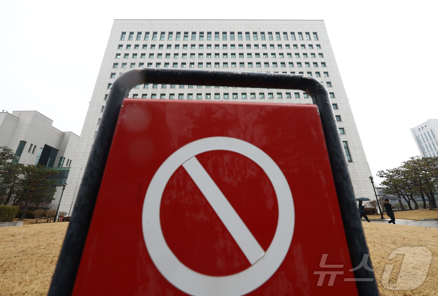 (서울=뉴스1) 김민지 기자 = 검찰개혁법(중대범죄수사청·공소청법) 국회 처리를 하루 앞둔 18일 오전 서울 서초구 대검찰청에 적막이 흐르고 있다.당·정·청은 검찰의 수사권과 기소 …