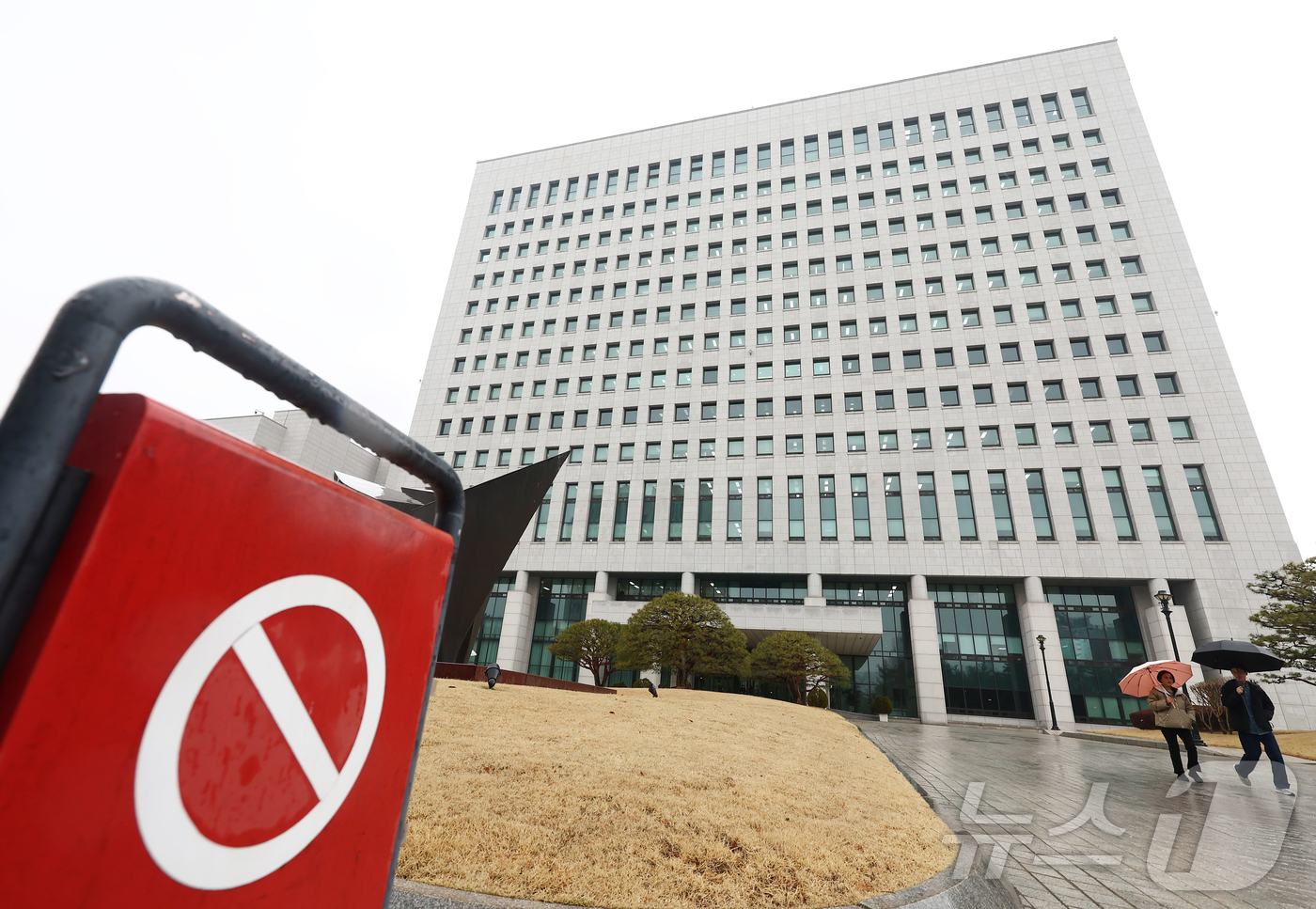 (서울=뉴스1) 김민지 기자 = 검찰개혁법(중대범죄수사청·공소청법) 국회 처리를 하루 앞둔 18일 오전 서울 서초구 대검찰청에서 직원들이 오가고 있다.당·정·청은 검찰의 수사권과 …