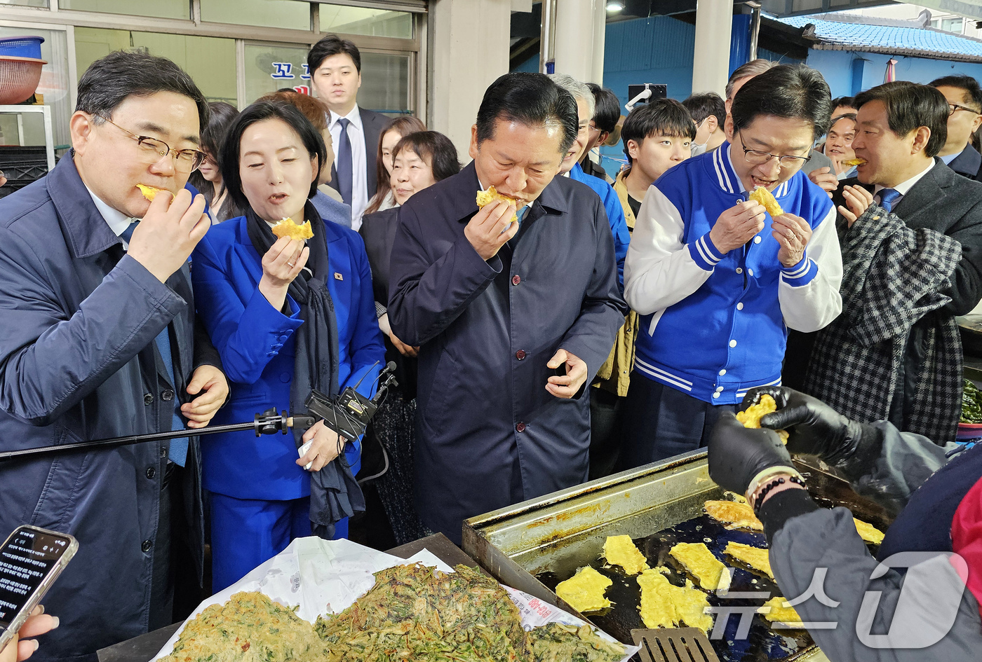 (하동=뉴스1) 한송학 기자 = 정청래 더불어민주당 대표가 18일 경남 하동군 진교공설시장을 찾아 명태전을 맛보고 있다.  2026.3.18/뉴스1
