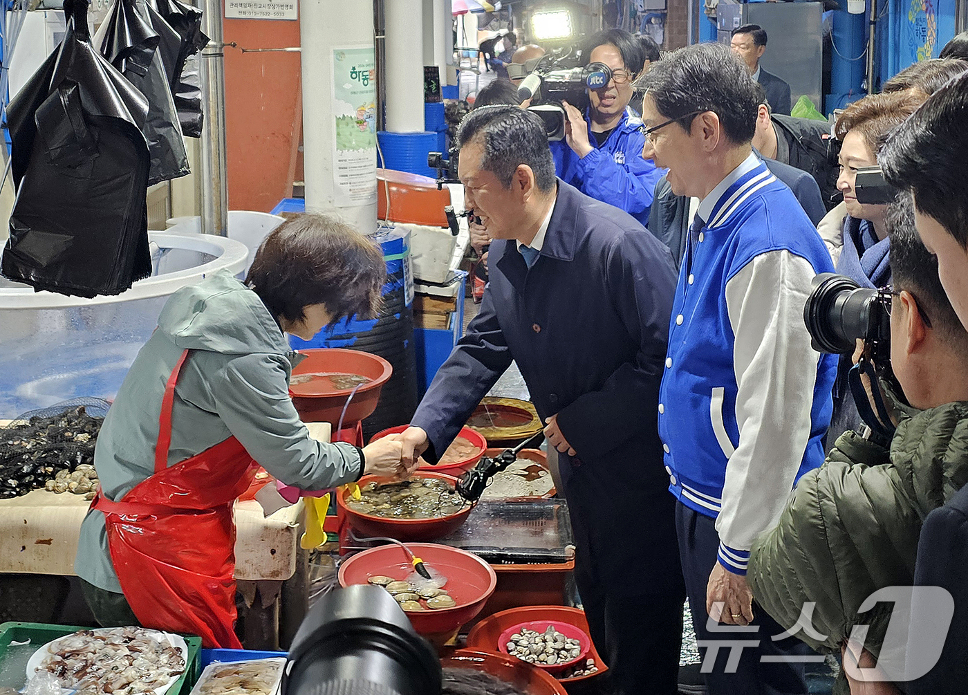 (하동=뉴스1) 한송학 기자 = 정청래 더불어민주당 대표가 18일 경남 하동군 진교공설시장을 찾아 상인들과 인사를 나누고 있다. 2026.3.18/뉴스1