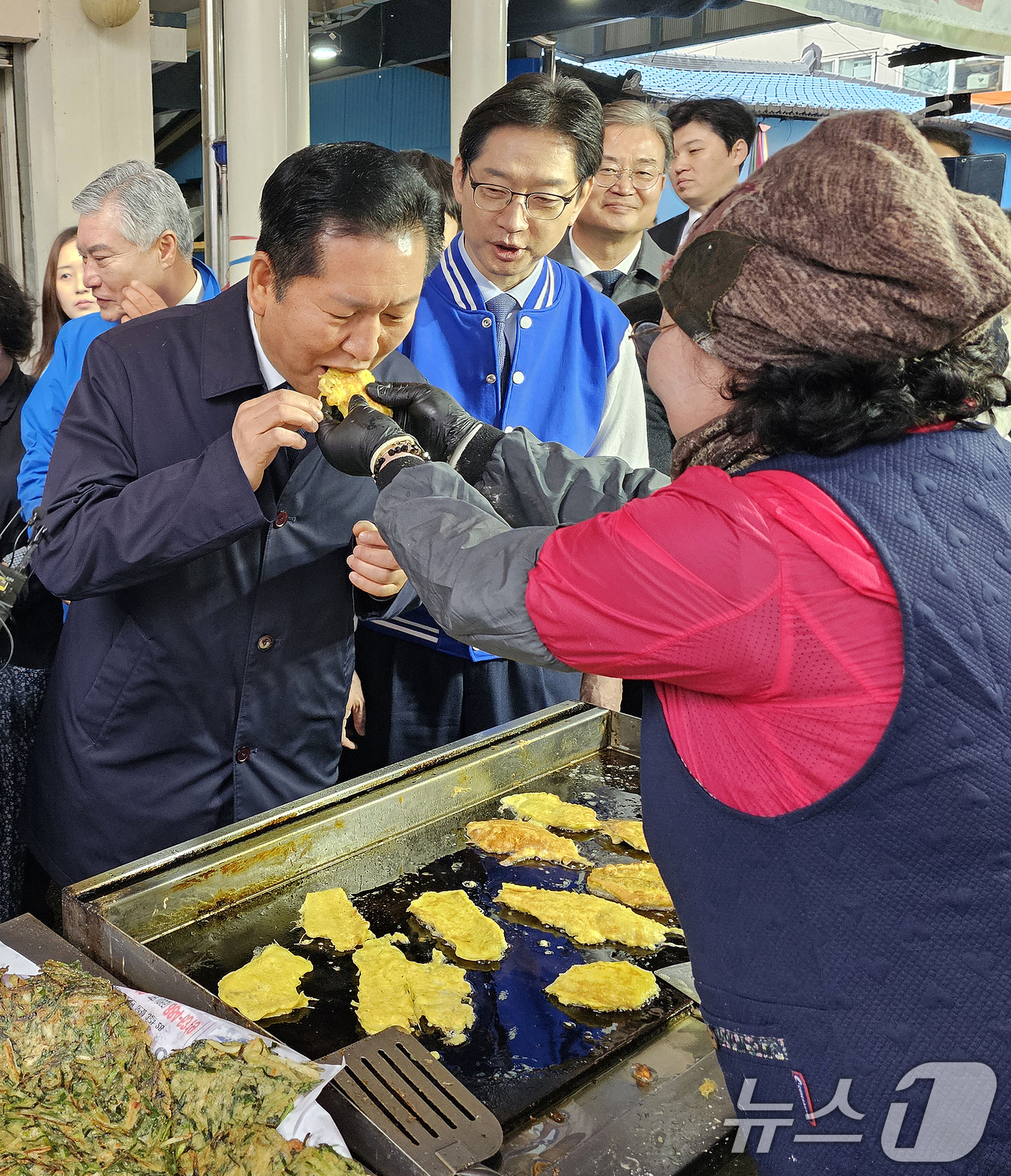 (하동=뉴스1) 한송학 기자 = 정청래 더불어민주당 대표가 18일 경남 하동군 진교공설시장을 찾아 명태전을 맛보고 있다.  2026.3.18/뉴스1