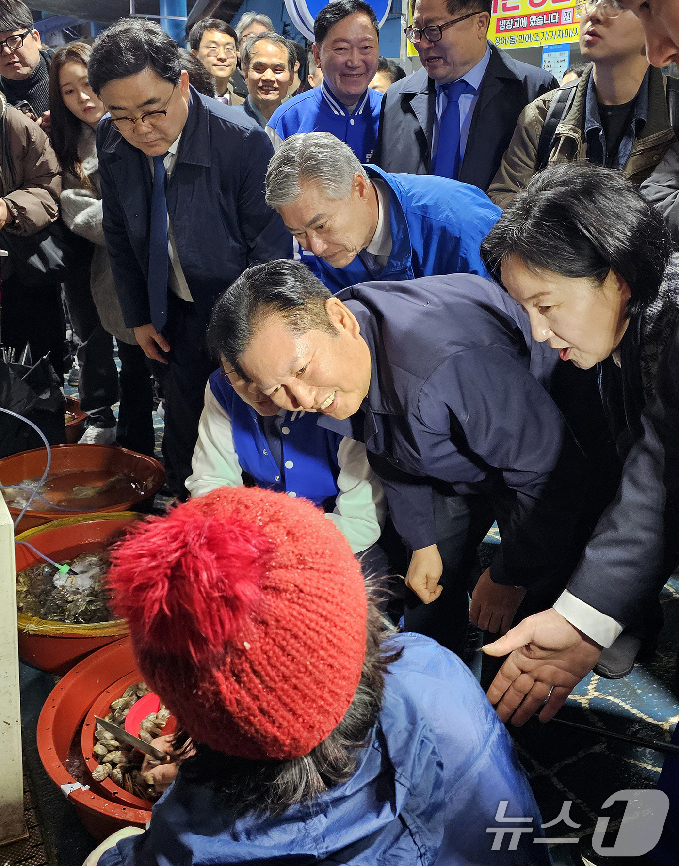 (하동=뉴스1) 한송학 기자 = 정청래 더불어민주당 대표가 18일 경남 하동군 진교공설시장을 찾아 상인들과 인사를 나누고 있다. 2026.3.18/뉴스1