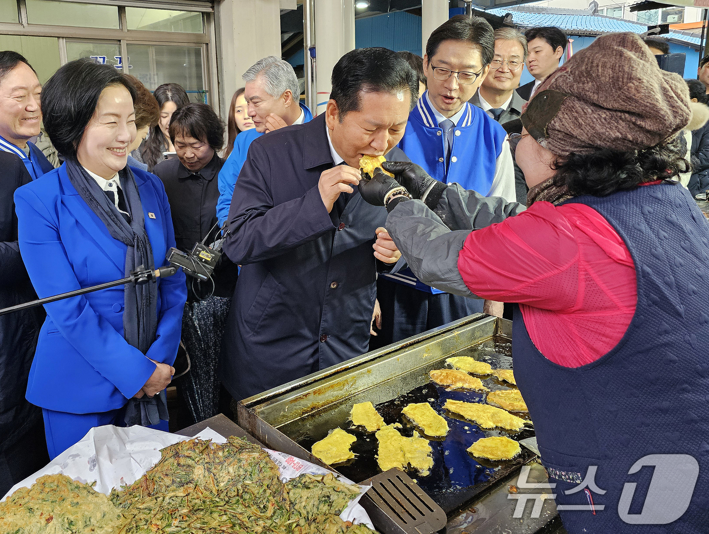 (하동=뉴스1) 한송학 기자 = 정청래 더불어민주당 대표가 18일 경남 하동군 진교공설시장을 찾아 명태전을 맛보고 있다.  2026.3.18/뉴스1