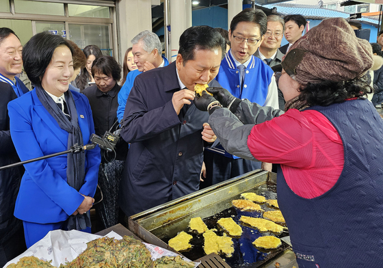 정청래, 경남 찾아 김경수 지원…"검찰개혁으로 적극 투표층 늘 것"(종합)