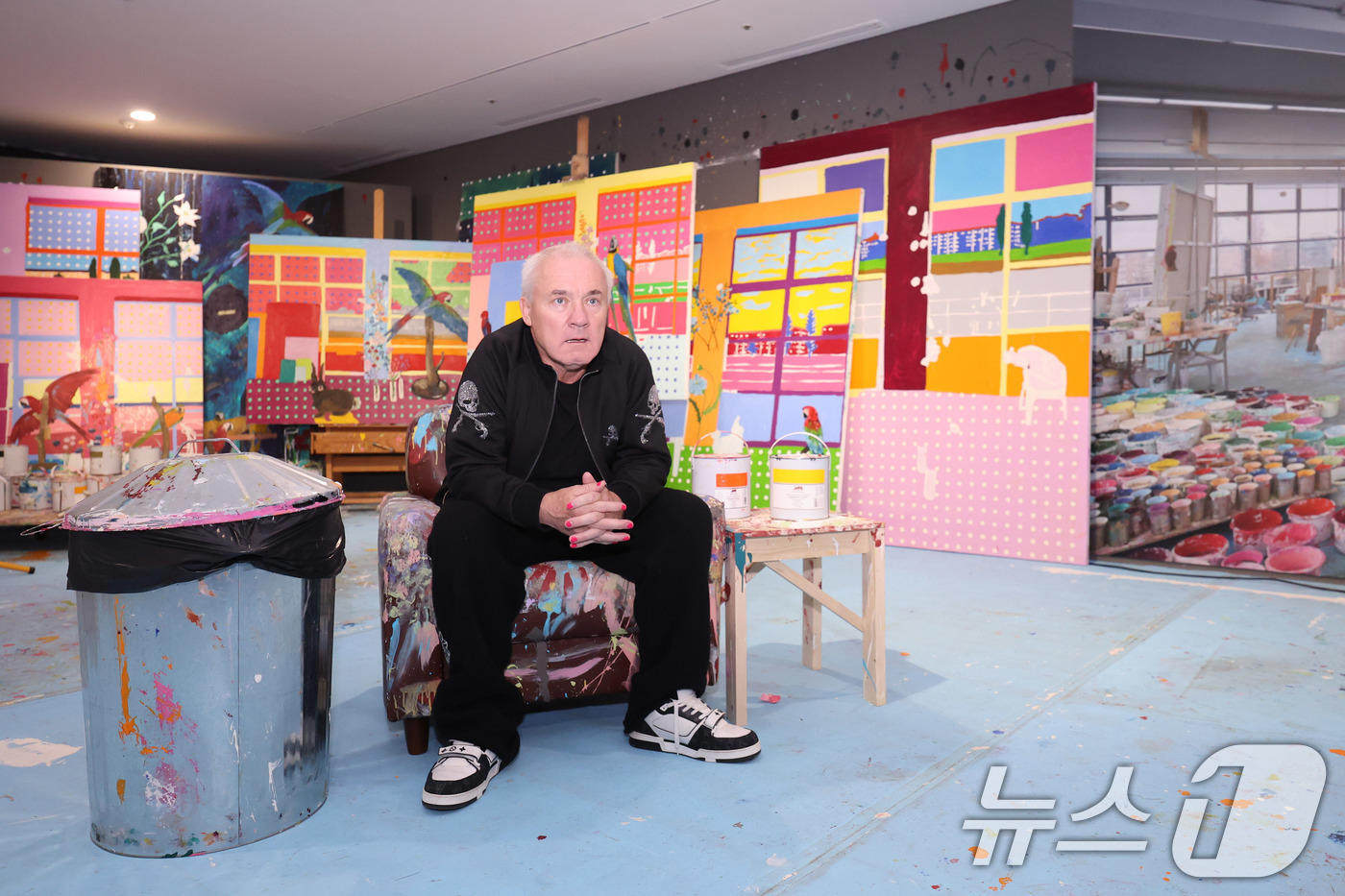 (서울=뉴스1) 박지혜 기자 = 세계적인 현대미술 거장 데이미언 허스트가 18일 오전 서울 종로구 국립현대미술관 서울에서 열린 자신의 개인전 '진실은 없어 그러나 모든 것은 가능하 …