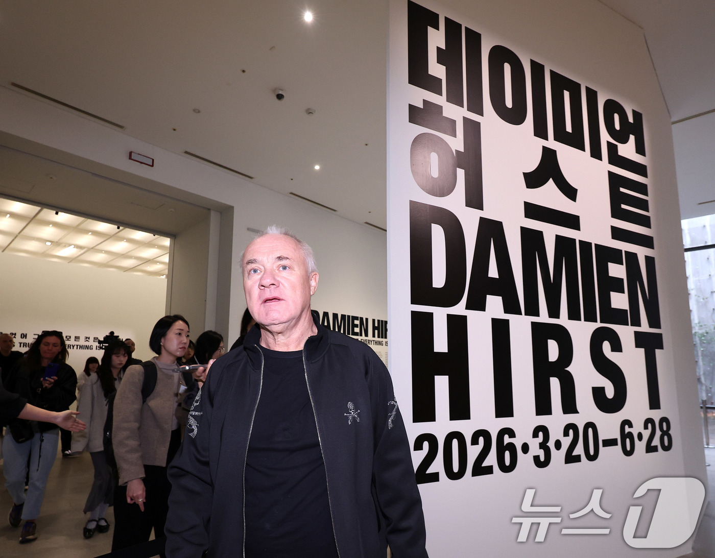 (서울=뉴스1) 박지혜 기자 = 세계적인 현대미술 거장 데이미언 허스트가 18일 오전 서울 종로구 국립현대미술관 서울에서 열린 자신의 개인전 '진실은 없어 그러나 모든 것은 가능하 …