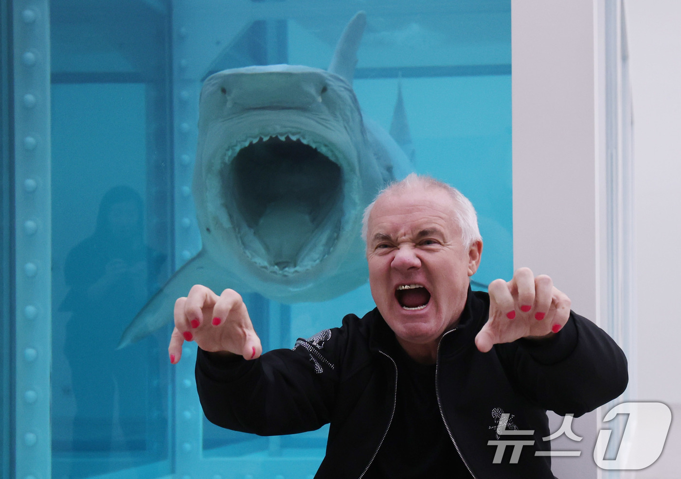 (서울=뉴스1) 박지혜 기자 = 세계적인 현대미술 거장 데이미언 허스트가 18일 오전 서울 종로구 국립현대미술관 서울에서 열린 자신의 개인전 '진실은 없어 그러나 모든 것은 가능하 …