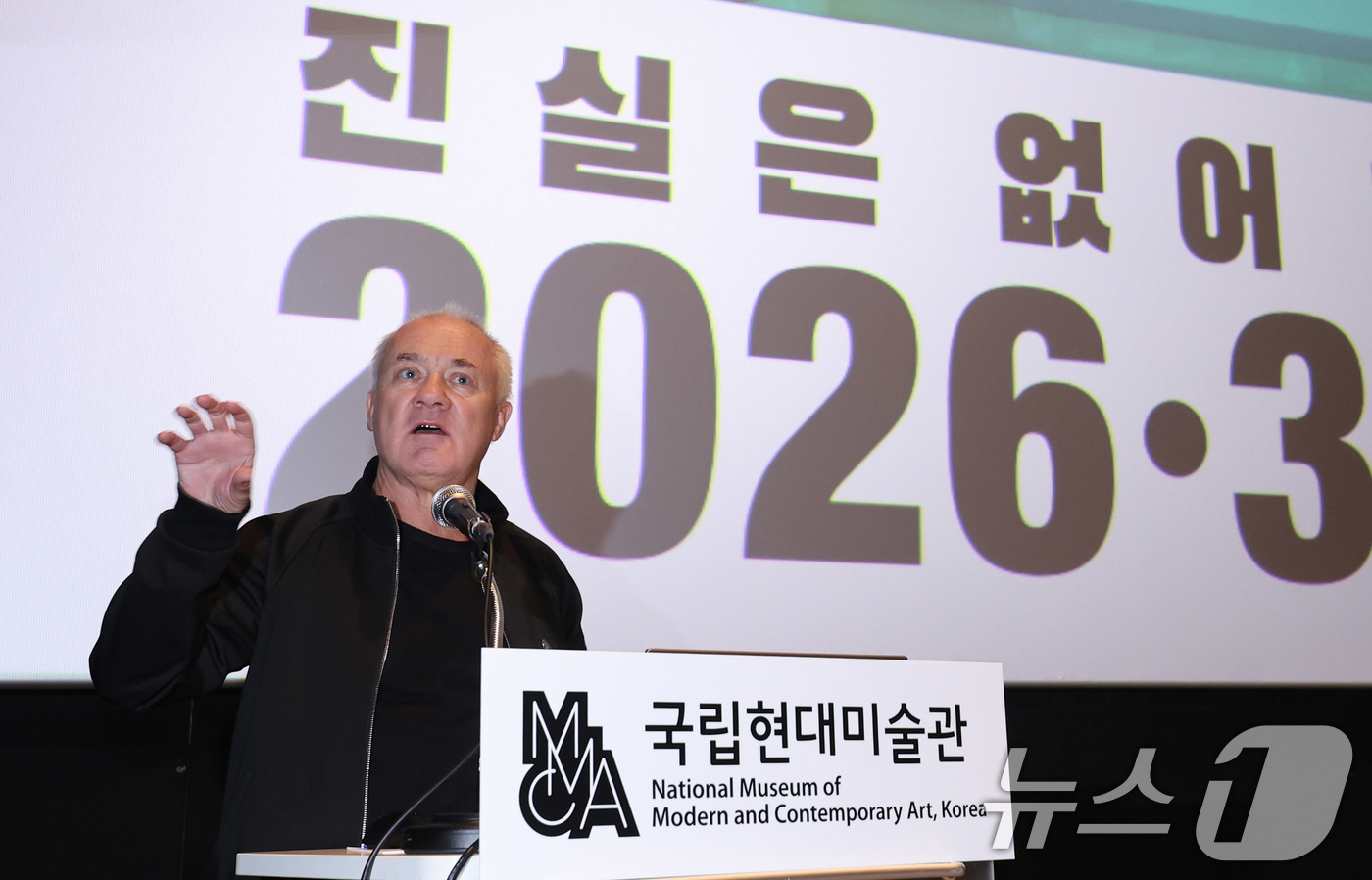 (서울=뉴스1) 박지혜 기자 = 세계적인 현대미술 거장 데이미언 허스트가 18일 오전 서울 종로구 국립현대미술관 서울에서 열린 자신의 개인전 '진실은 없어 그러나 모든 것은 가능하 …