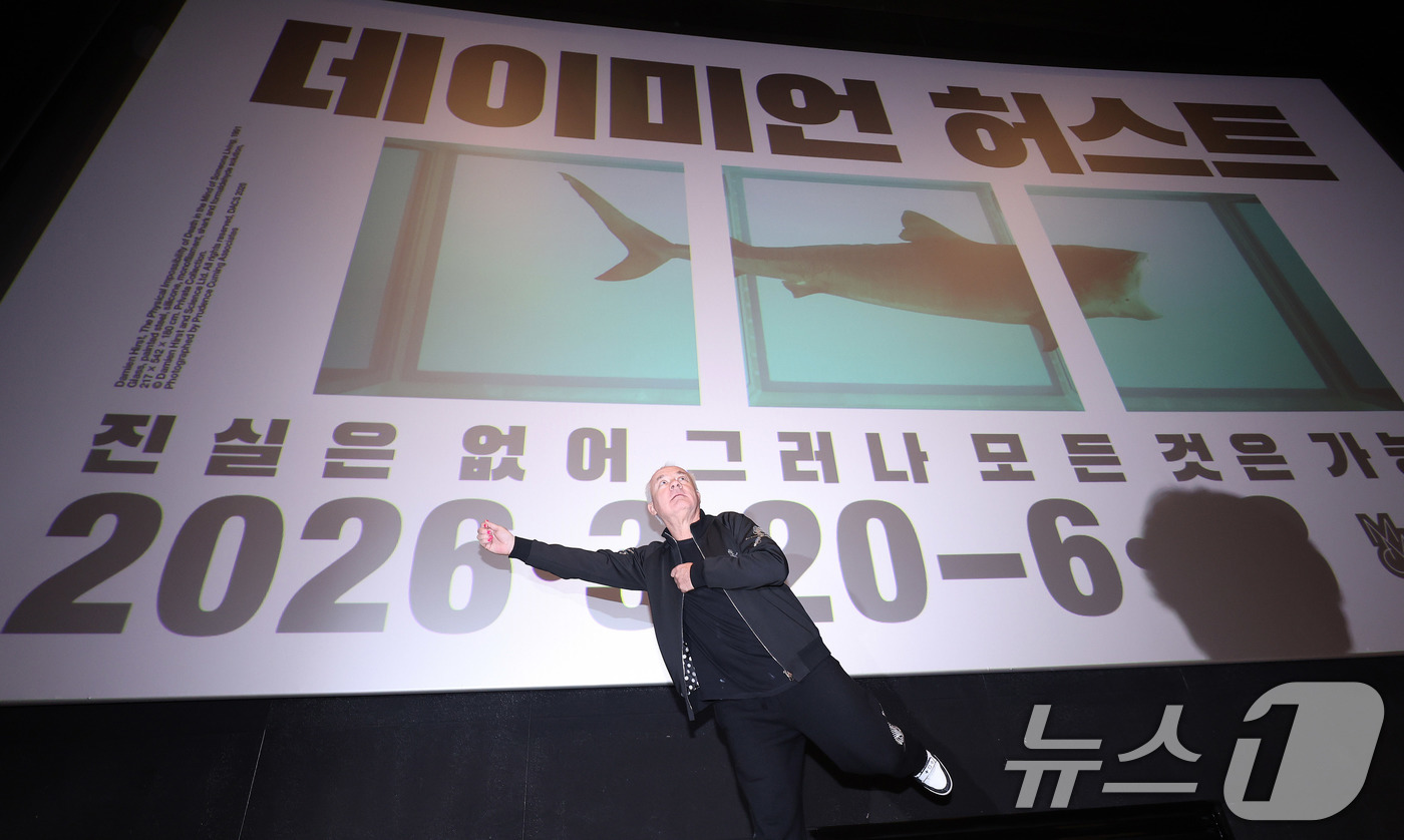 (서울=뉴스1) 박지혜 기자 = 세계적인 현대미술 거장 데이미언 허스트가 18일 오전 서울 종로구 국립현대미술관 서울에서 열린 자신의 개인전 '진실은 없어 그러나 모든 것은 가능하 …