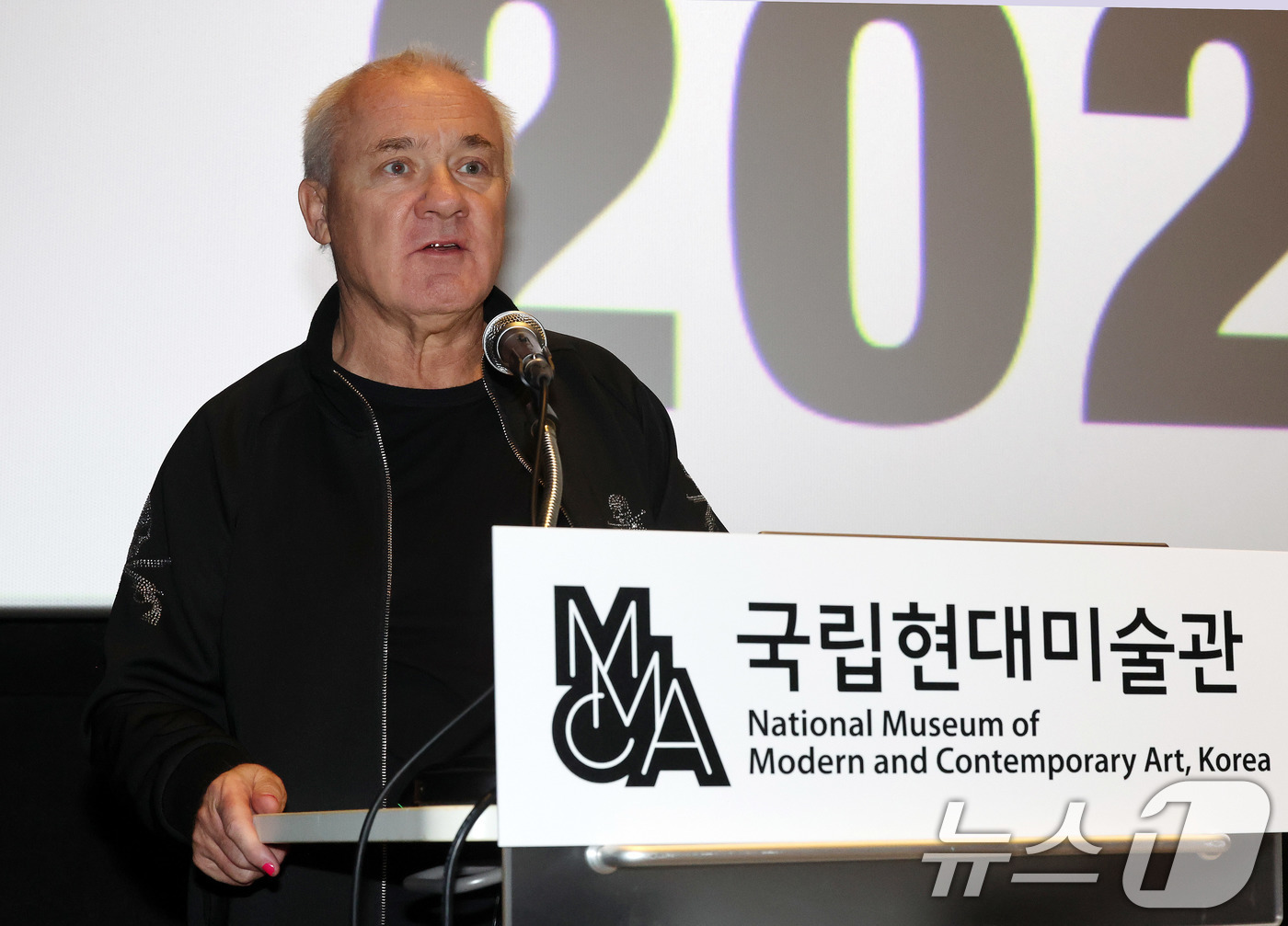 (서울=뉴스1) 박지혜 기자 = 세계적인 현대미술 거장 데이미언 허스트가 18일 오전 서울 종로구 국립현대미술관 서울에서 열린 자신의 개인전 '진실은 없어 그러나 모든 것은 가능하 …