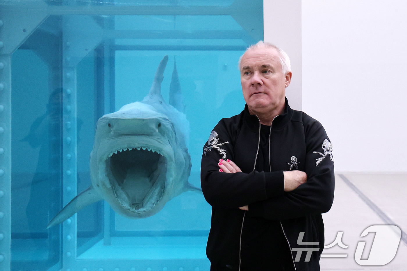 (서울=뉴스1) 박지혜 기자 = 세계적인 현대미술 거장 데이미언 허스트가 18일 오전 서울 종로구 국립현대미술관 서울에서 열린 자신의 개인전 '진실은 없어 그러나 모든 것은 가능하 …