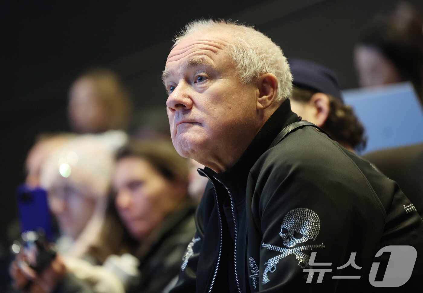 본문 이미지 - 세계적인 현대미술 거장 데이미언 허스트가 18일 오전 서울 종로구 국립현대미술관 서울에서 열린 자신의 개인전 '진실은 없어 그러나 모든 것은 가능하지' 기자간담회에 참석해 있다.2026.3.18 ⓒ 뉴스1 박지혜 기자