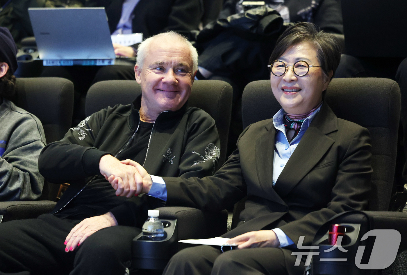 (서울=뉴스1) 박지혜 기자 = 세계적인 현대미술 거장 데이미언 허스트가 18일 오전 서울 종로구 국립현대미술관 서울에서 열린 자신의 개인전 '진실은 없어 그러나 모든 것은 가능하 …