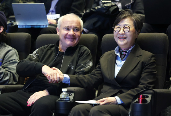 김성희 국립현대미술관장과 악수 나누는 허스트