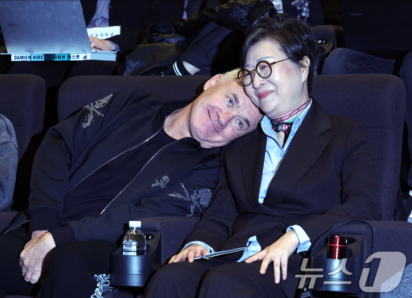 (서울=뉴스1) 박지혜 기자 = 세계적인 현대미술 거장 데이미언 허스트가 18일 오전 서울 종로구 국립현대미술관 서울에서 열린 자신의 개인전 '진실은 없어 그러나 모든 것은 가능하 …