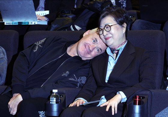 '현대미술의 악동' 허스트, 서울 찾았다