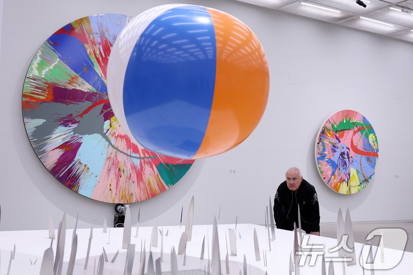 (서울=뉴스1) 박지혜 기자 = 세계적인 현대미술 거장 데이미언 허스트가 18일 오전 서울 종로구 국립현대미술관 서울에서 열린 '진실은 없어 그러나 모든 것은 가능하지' 기자간담회 …