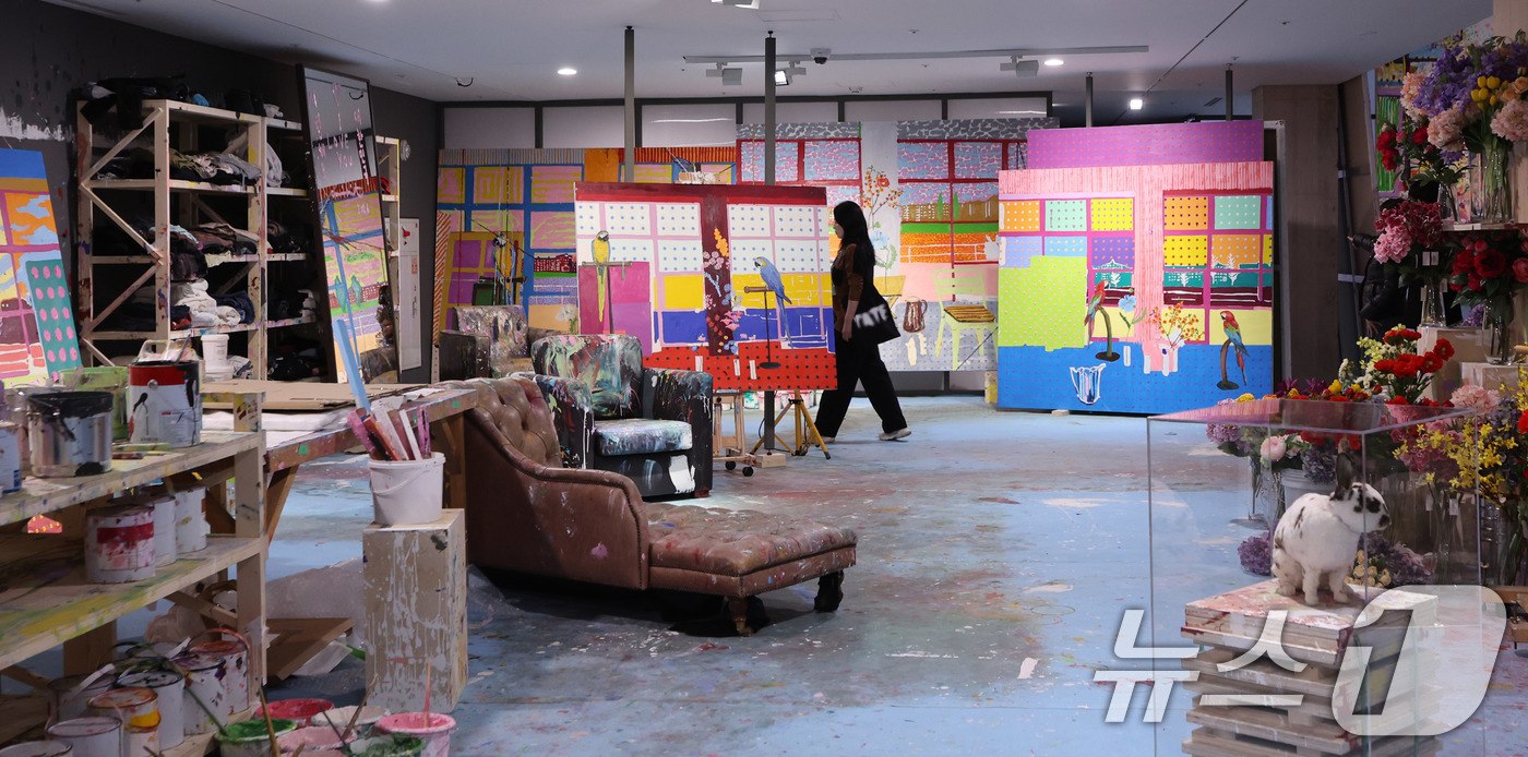 (서울=뉴스1) 박지혜 기자 = 18일 오전 서울 종로구 국립현대미술관 서울에서 열린 세계적인 현대미술 거장 데이미언 허스트 개인전 '진실은 없어 그러나 모든 것은 가능하지' 기자 …