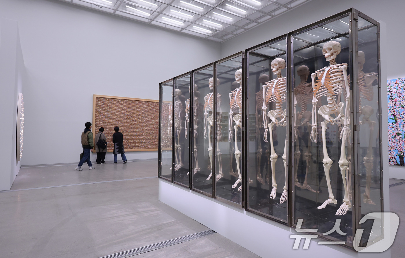 (서울=뉴스1) 박지혜 기자 = 18일 오전 서울 종로구 국립현대미술관 서울에서 열린 세계적인 현대미술 거장 데이미언 허스트 개인전 '진실은 없어 그러나 모든 것은 가능하지' 기자 …