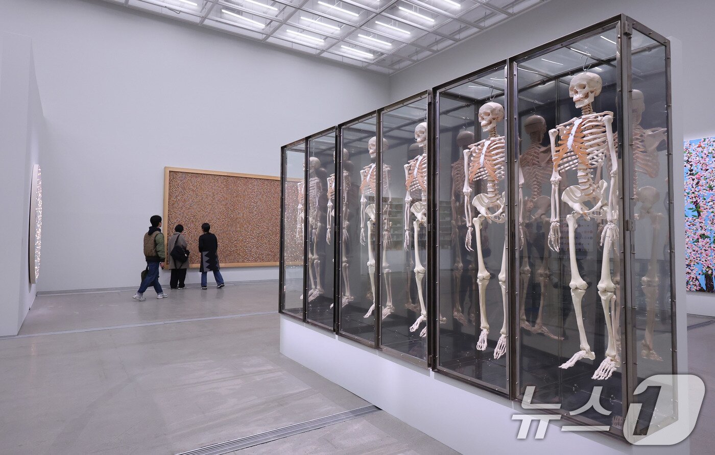 본문 이미지 - 18일 오전 서울 종로구 국립현대미술관 서울에서 열린 세계적인 현대미술 거장 데이미언 허스트 개인전 '진실은 없어 그러나 모든 것은 가능하지' 기자간담회에서 참석자들이 작품을 둘러보고 있다.  2026.3.18 ⓒ 뉴스1 박지혜 기자