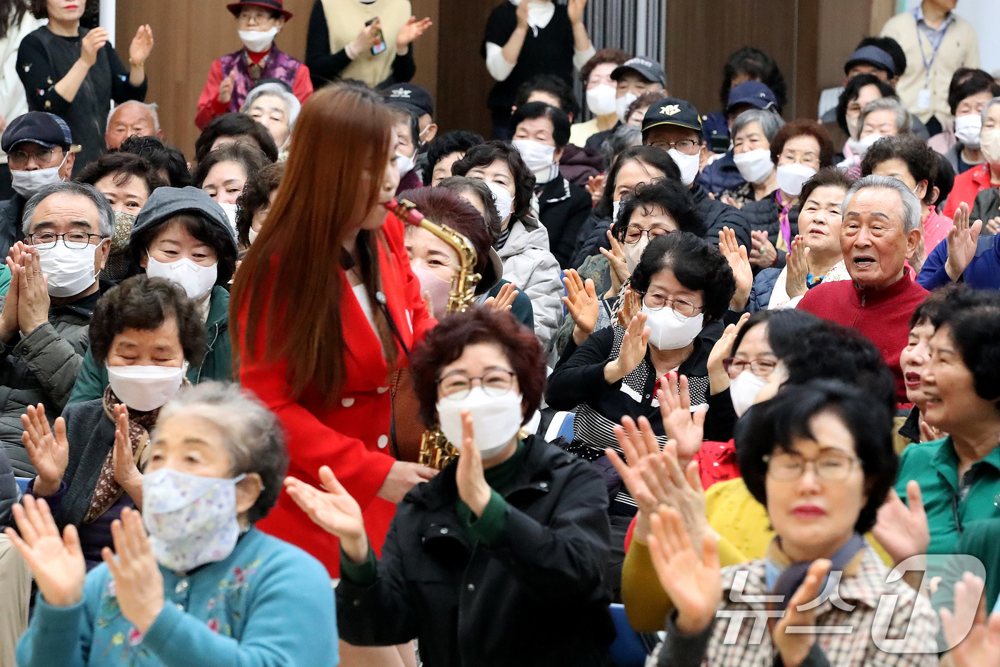 (대구=뉴스1) 공정식 기자 = 춘분(春分)을 이틀 앞둔 18일 대구 달서구 월배노인종합복지관에서 열린 '새봄맞이 특별공연'을 찾은 어르신들이 손뼉 치며 흥겨운 색소폰 연주를 즐기 …