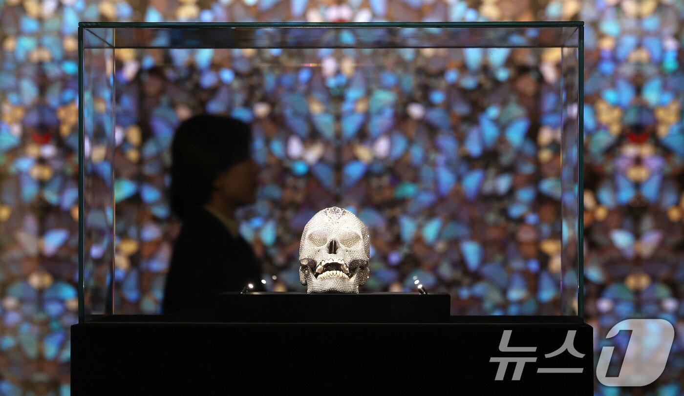 본문 이미지 - 18일 오전 서울 종로구 국립현대미술관 서울에서 열린 세계적인 현대미술 거장 데이미언 허스트 개인전 '진실은 없어 그러나 모든 것은 가능하지' 기자간담회에서 참석자들이 작품을 둘러보고 있다.  2026.3.18 ⓒ 뉴스1 박지혜 기자