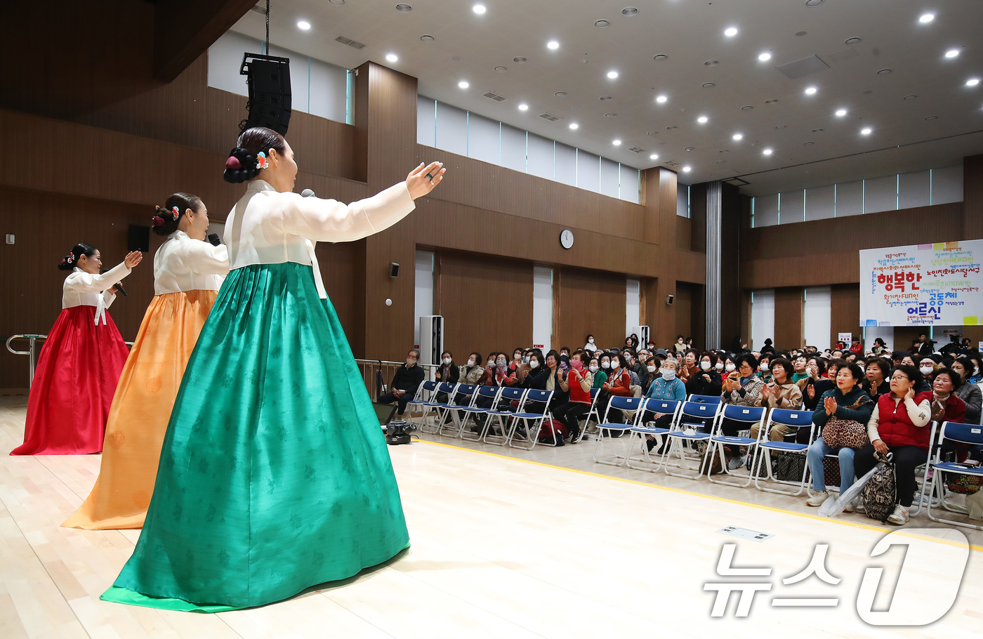 (대구=뉴스1) 공정식 기자 = 춘분(春分)을 이틀 앞둔 18일 대구 달서구 월배노인종합복지관에서 열린 '새봄맞이 특별공연'에서 한복 차림의 출연진이 경기민요를 선보이고 있다. 2 …