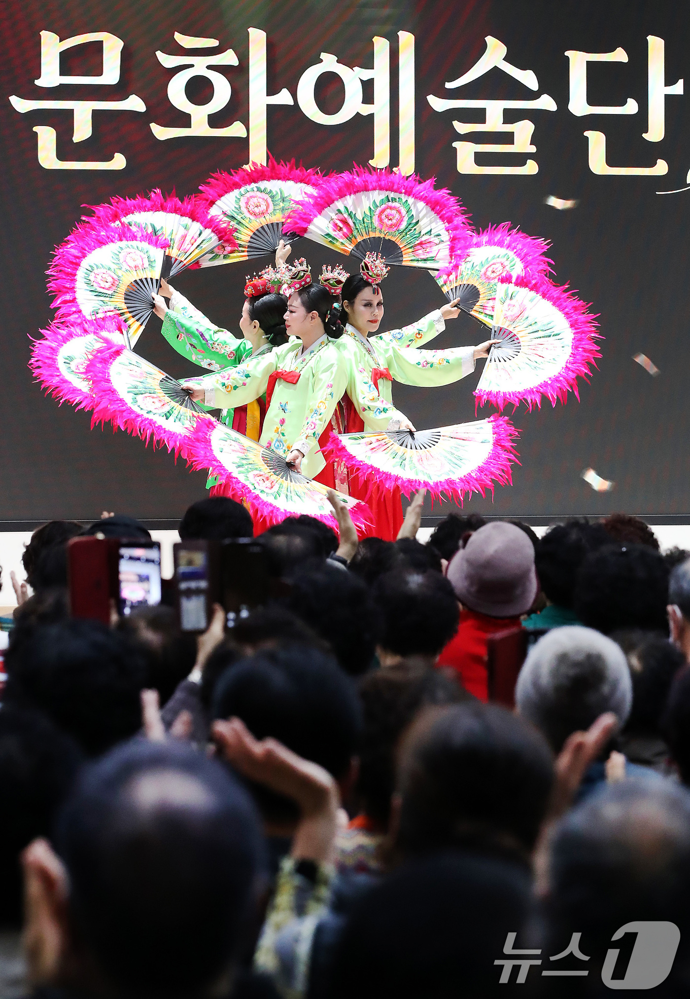 (대구=뉴스1) 공정식 기자 = 춘분(春分)을 이틀 앞둔 18일 대구 달서구 월배노인종합복지관에서 열린 '새봄맞이 특별공연'을 찾은 어르신들이 손뼉 치며 부채춤 공연을 즐기고 있다 …